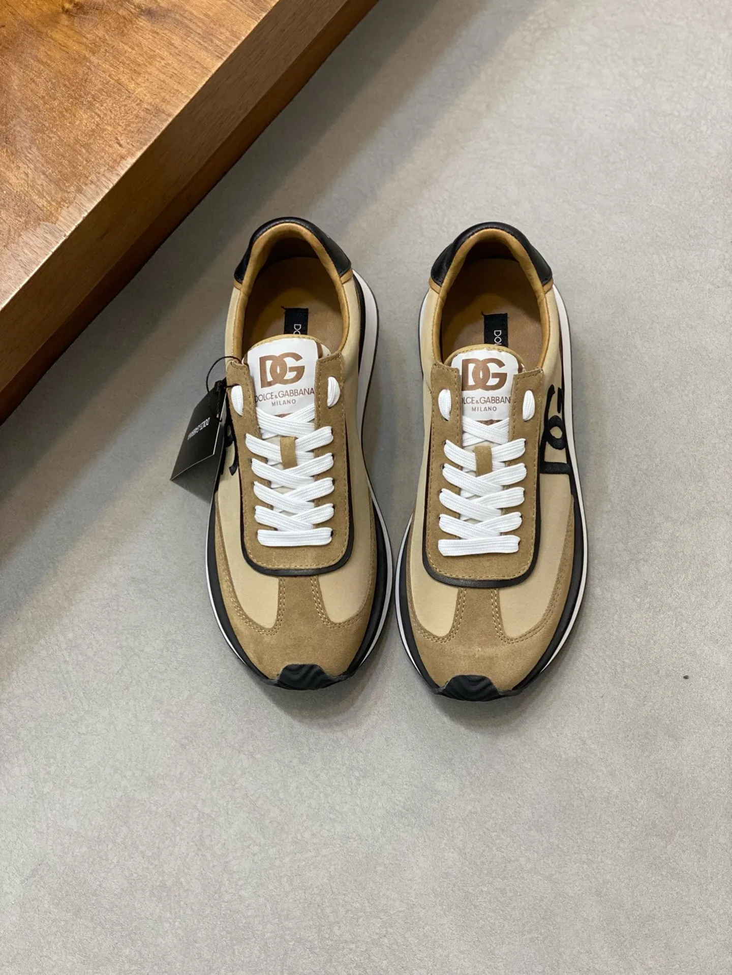 Factory price: 458💰••New products••Dolce&Gabbana••DG✔️High-end men's sports•casual shoes. Original goods from top counters. Original imported cowhide, multi-material splicing design ➕Imported cowhide lining, cowhide feet ➕Original TPR elastic outsole. Size: 39-44 (38, 45 customized)